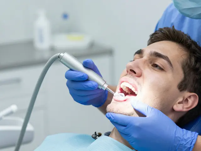 Pískování zubů: Jak často byste měli jít na proceduru a proč to nezanecháváte