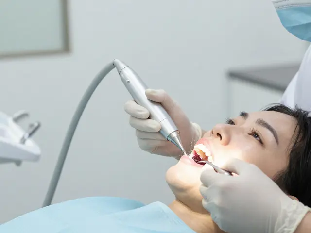 Co je pískování zubů a proč ho doporučují zubní lékaři?