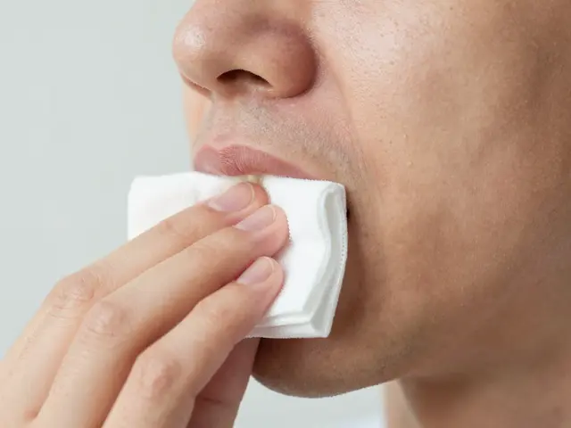 Jak dlouho nechat tampón po vytržení zubu a jak správně ho vyjmout